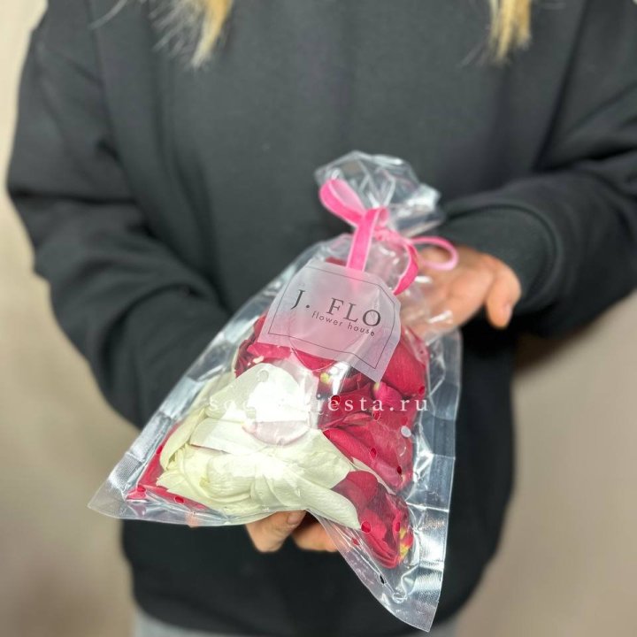 Лепестки роз в Костроме