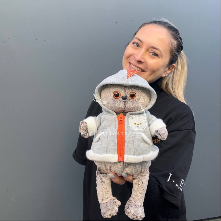 Кот Басик в толстовке в Костроме