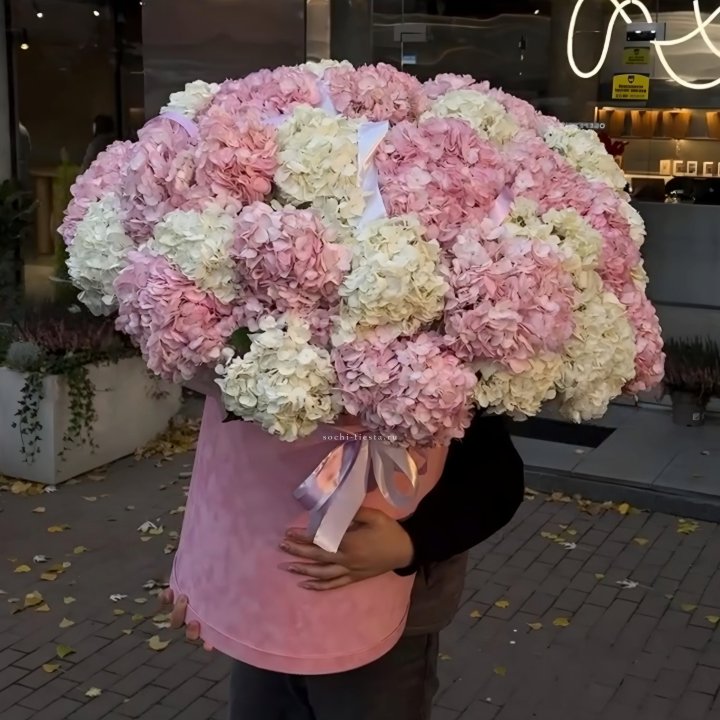 Дизайнерский цилиндр с гортензиями  в Костроме