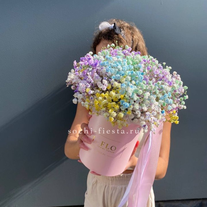Радужные гипсофилы в шляпной коробке в Костроме