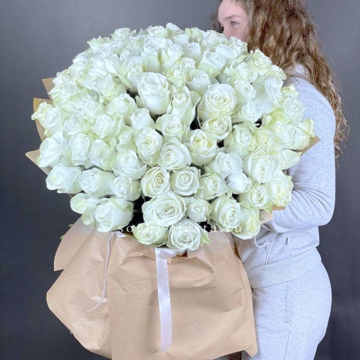 101 белая высокая импортная роза в Костроме