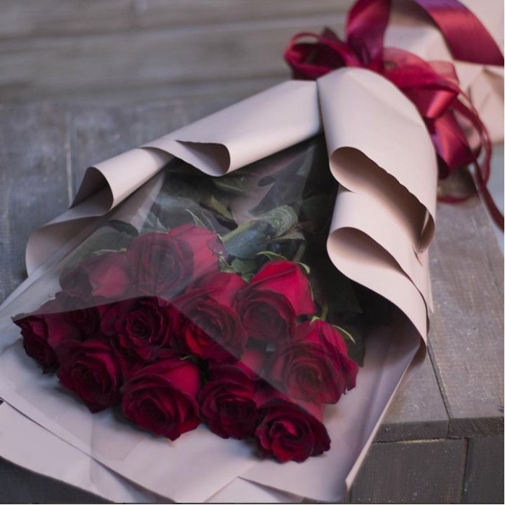 11 голландских роз в оформлении в Костроме