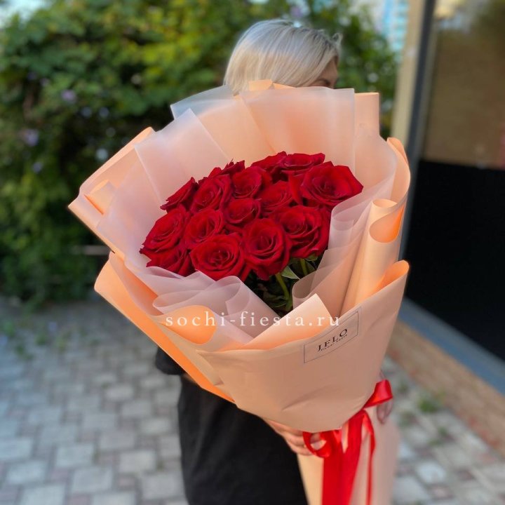 15 голландских роз в оформлении в Костроме