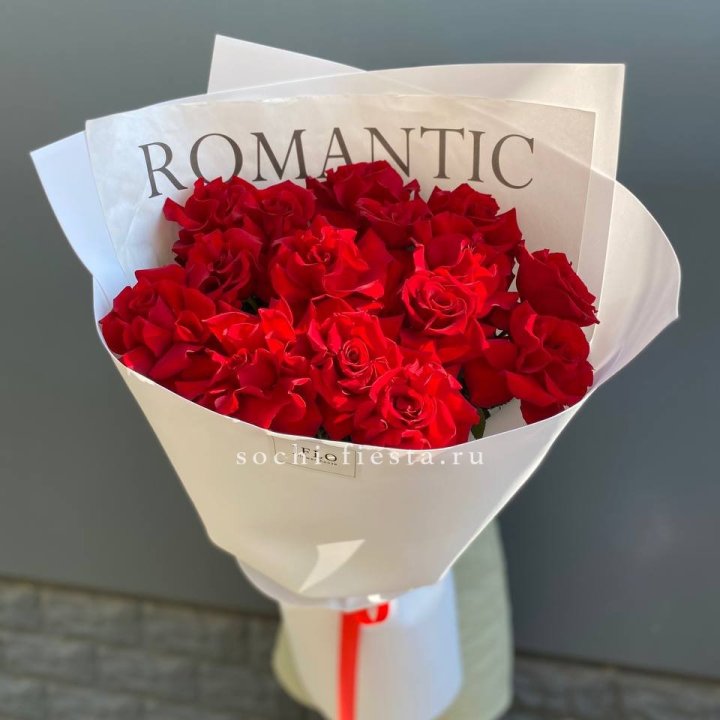 19 высоких роз в оформлении в Костроме