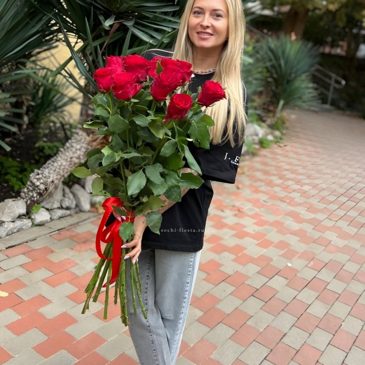 15 высоких красных роз в Костроме