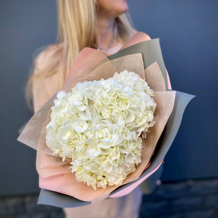 Букет из трёх белых гортензий в Костроме
