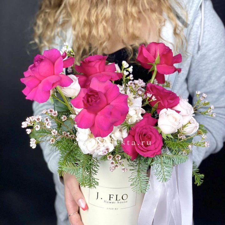 Новогодняя композиция в коробке пинк розе в Костроме