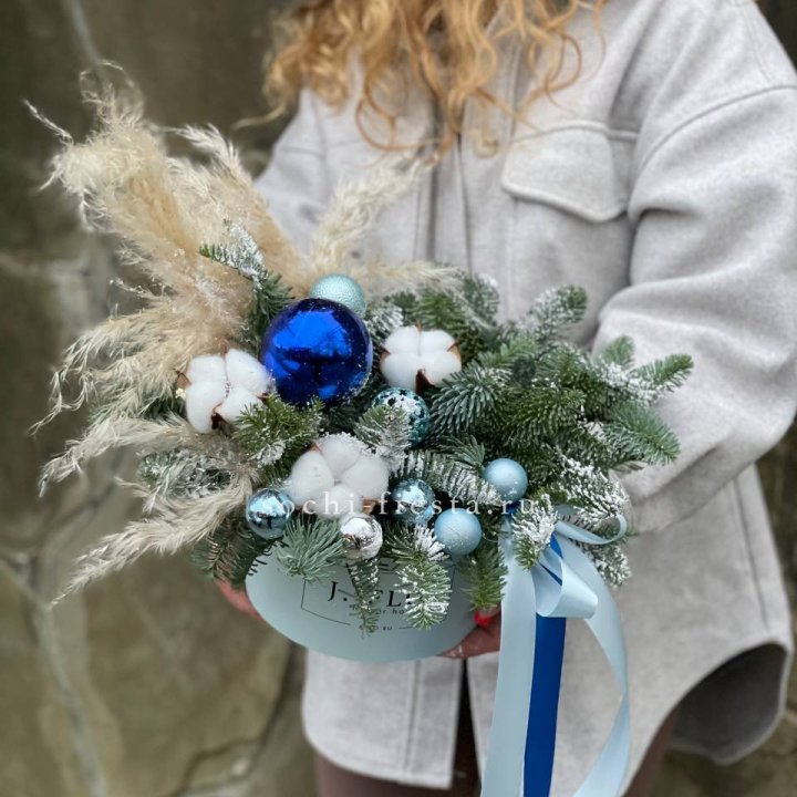 Новогодняя композиция в коробке блю в Костроме