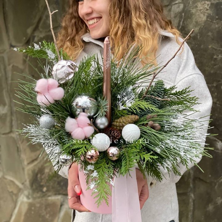 Новогодняя композиция в коробке пинк в Костроме