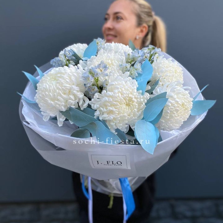 Букет хризантем Бигуди и дельфиниума  в Костроме