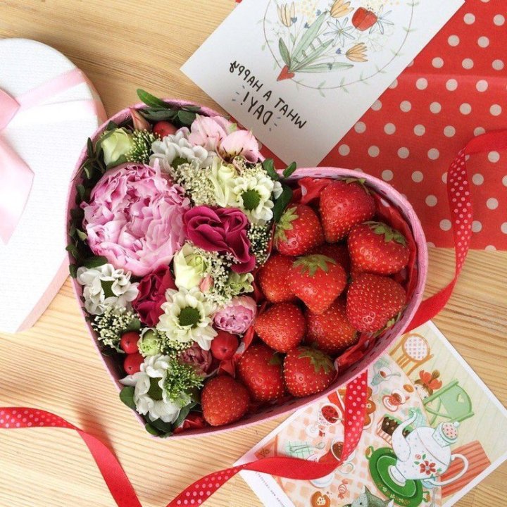 Бокс с клубникой и цветами в Костроме