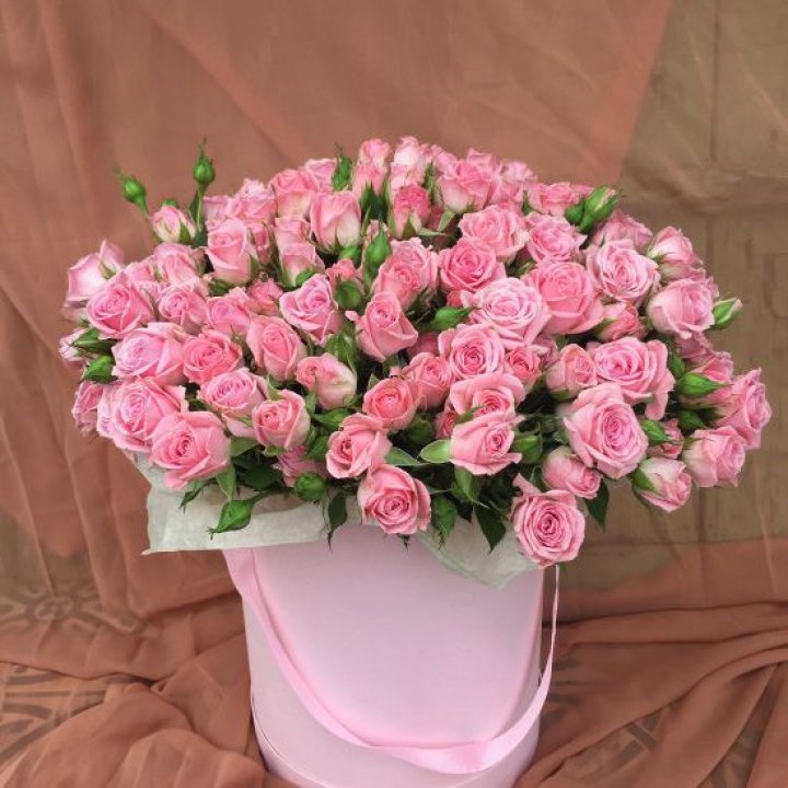 Кустовые розы в коробке в Костроме