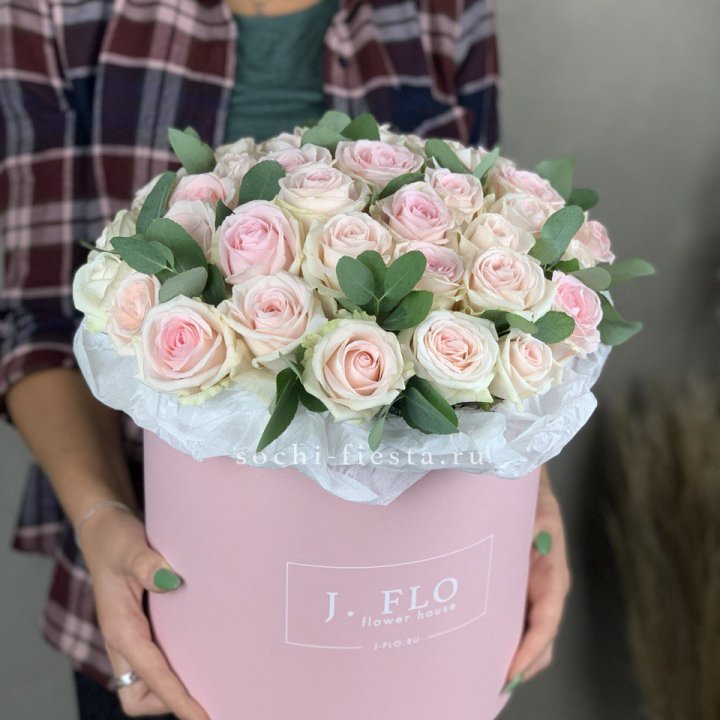 35 розовых роз в цилиндре в Костроме