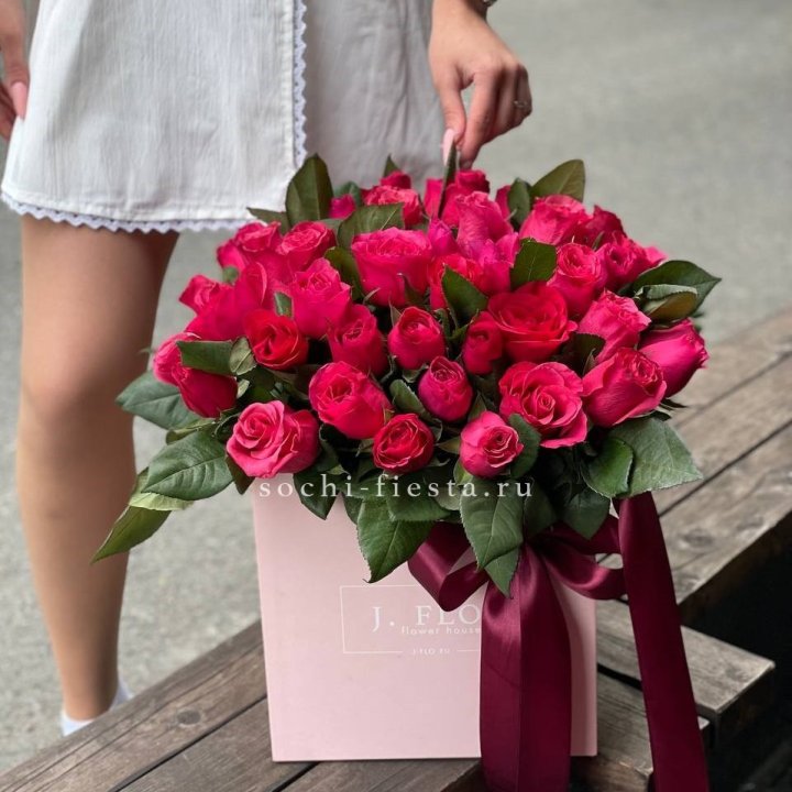 55 алых роз в кубе в Костроме