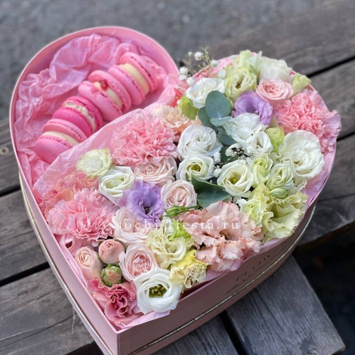 Бокс-сердце с макарон "Пинк" в Костроме