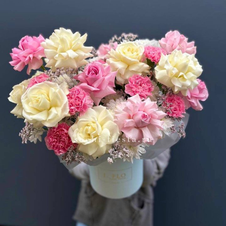 Коробка французских роз и диантусов "Бони" в Костроме