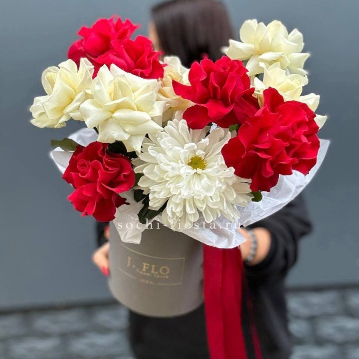 Французские розы с хризантемой в боксе в Костроме