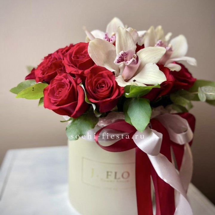 Розы и орхидеи в боксе в Костроме