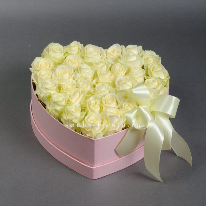 35 белых роз в коробке "Сердце" в Костроме