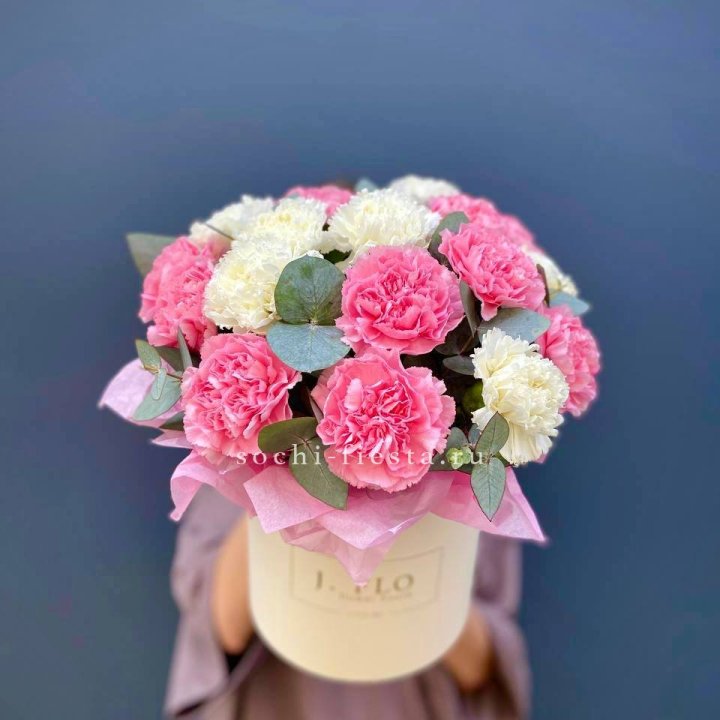 Диантусы в цилиндре в Костроме