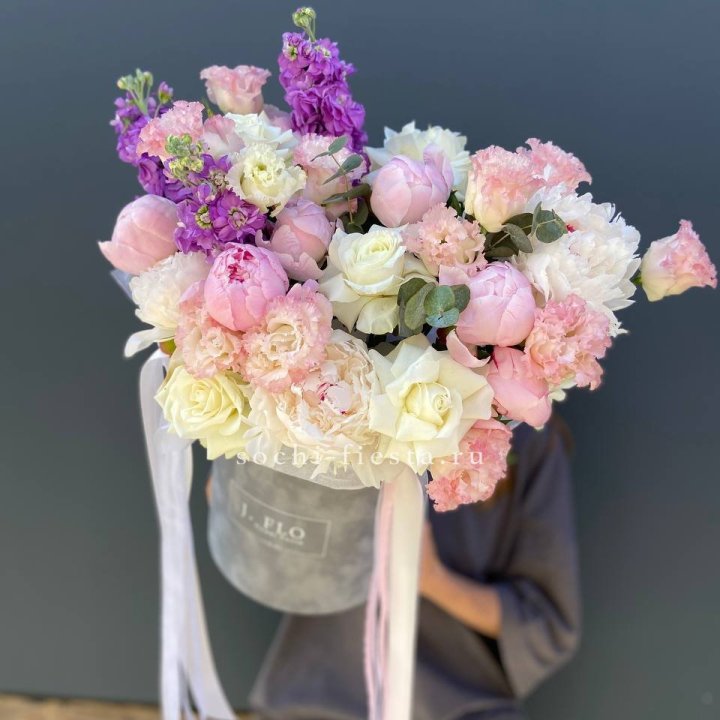 Дизайнерский цилиндр с пионами "Ривьера" в Костроме