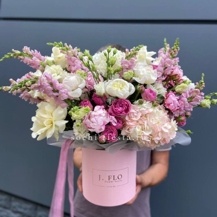 Дизайнерский цилиндр с пионами "Саманта" в Костроме