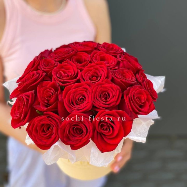 Красные розы в цилиндре в Костроме