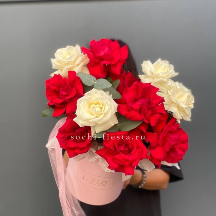 13 Французских роз в боксе в Костроме