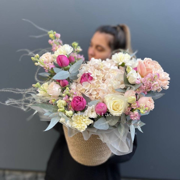 Цветочная композиция в джутовом боксе  в Костроме