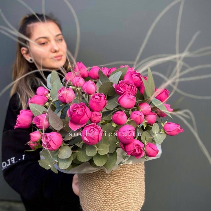 Пионовидные розы Мисти Бабблс в джутовом кашпо в Костроме