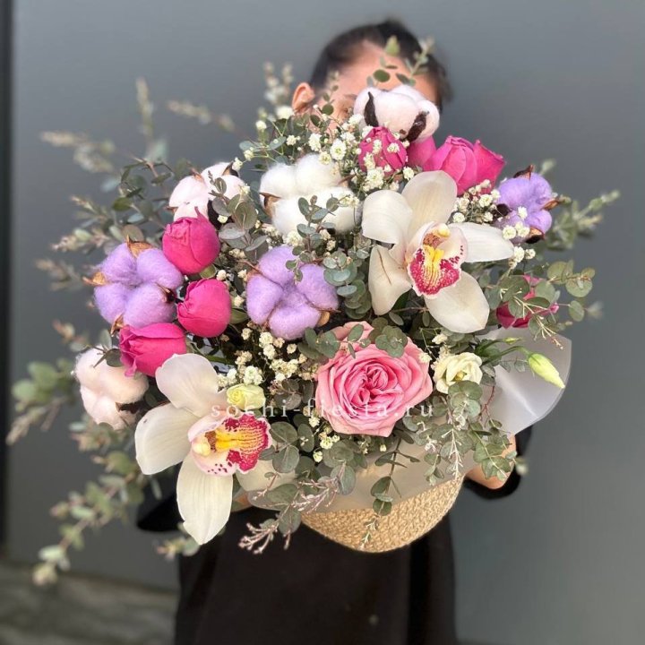 Орхидея и розы в джутовом кашпо в Костроме