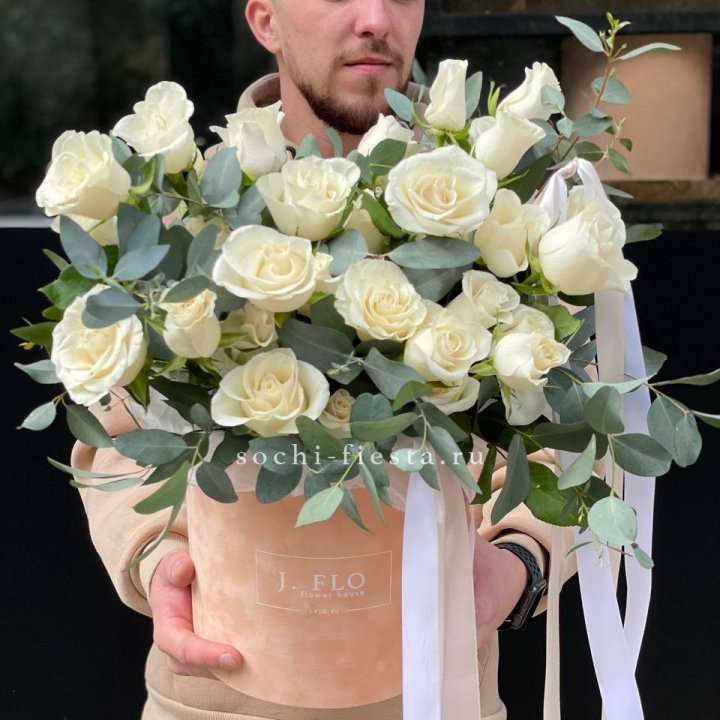 41 белая роз в бархатном боксе в Костроме