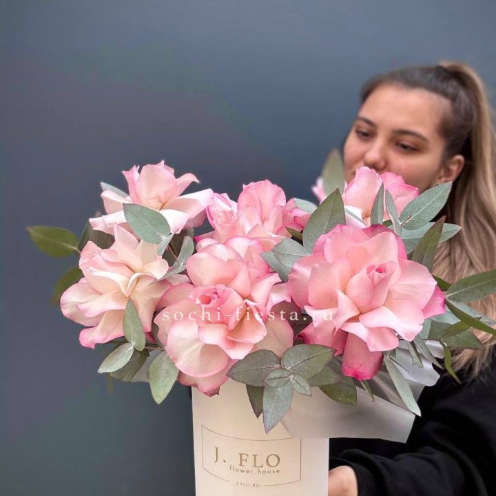 7 Французских роз в боксе в Костроме