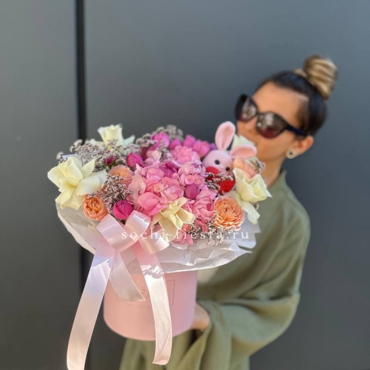 Дизайнерский цилиндр с игрушкой "Лола" в Костроме