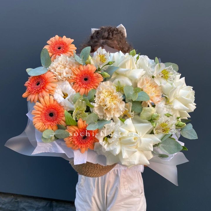 Розы и герберы в джутовом кашпо "Георгино" в Костроме