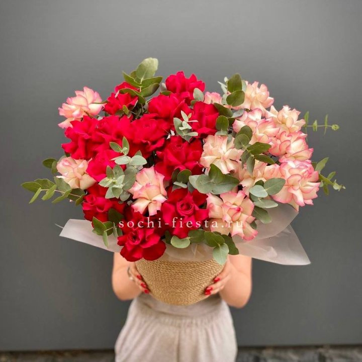 25 Французских роз в джутовом кашпо  в Костроме