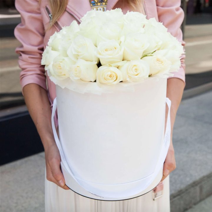 35 белых роз в цилиндре в Костроме