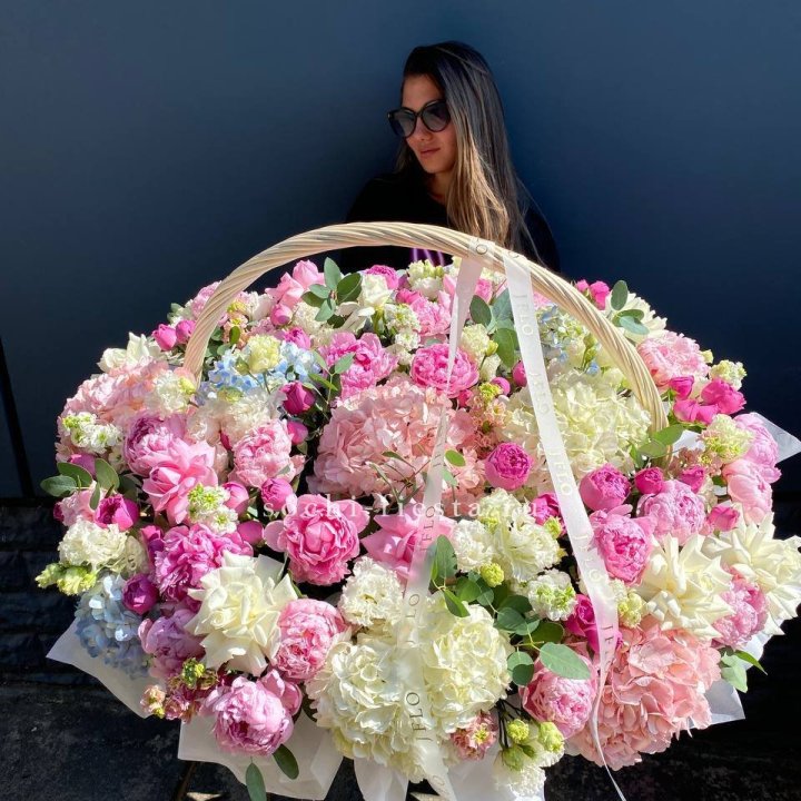 Цветочная корзина из пионов и пионовидных роз "Перфекте" в Костроме