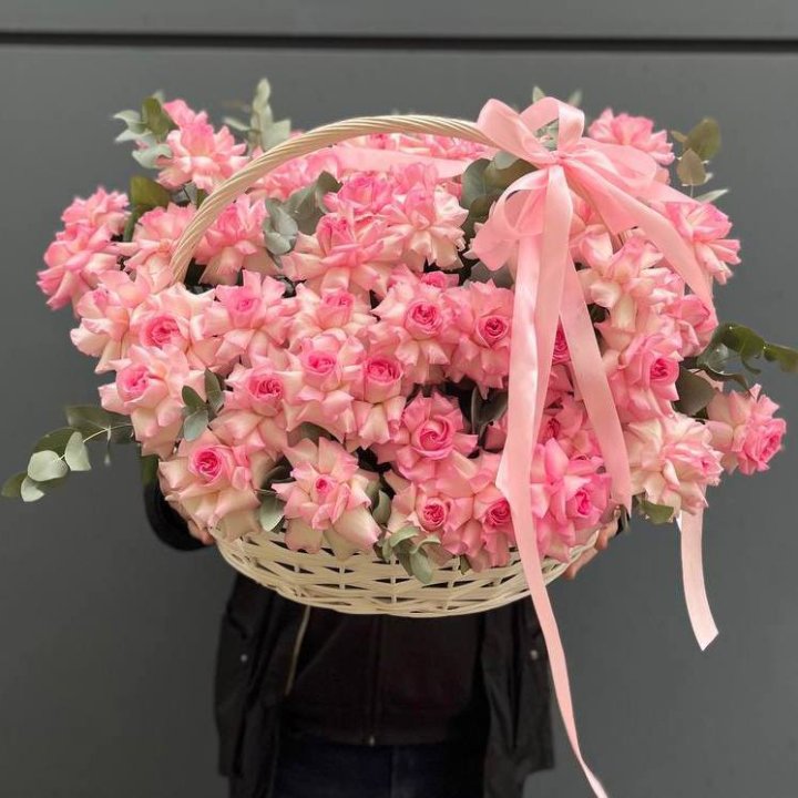 51 розовая роза в корзине в Костроме