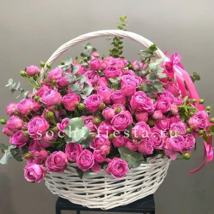 65 пионовидных кустовых роз в корзине в Костроме