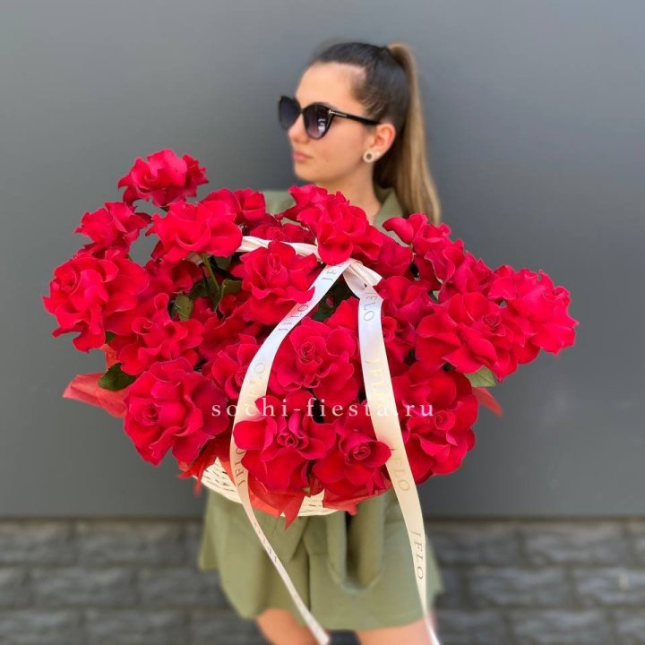 Красные французские розы в корзине в Костроме