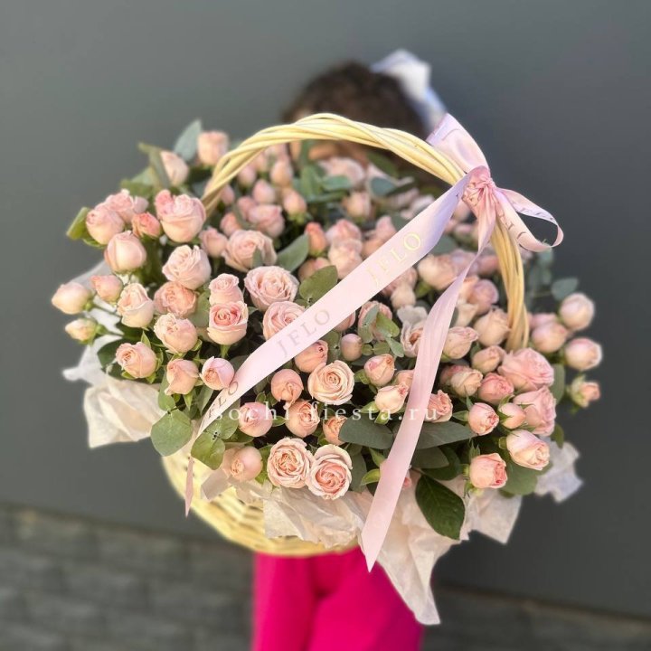 Корзина кустовых пионовидных роз в Костроме