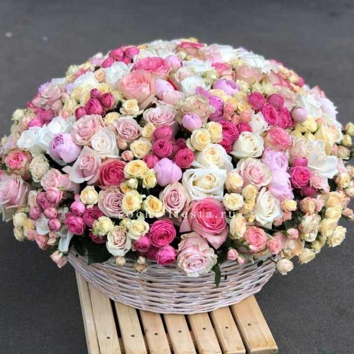 Цветочная корзина из пионов и пионовидных роз "Юниверсити" в Костроме