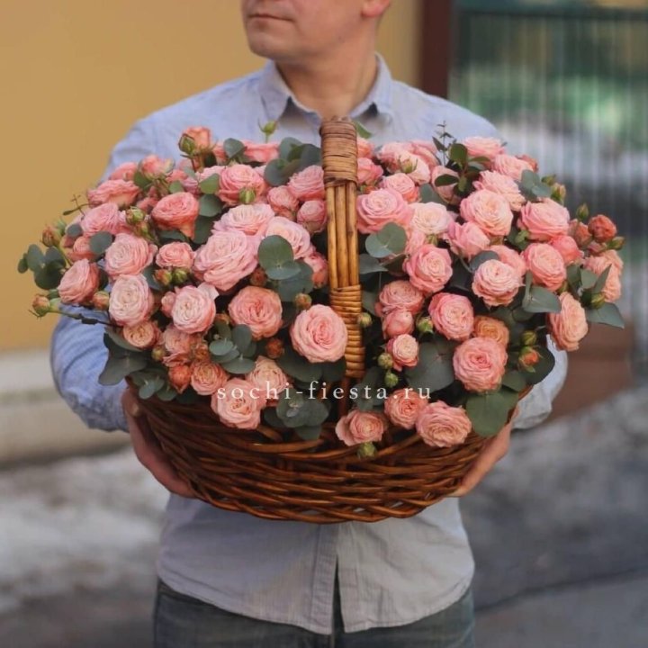 Корзина из 101 пионовидной розы в Костроме