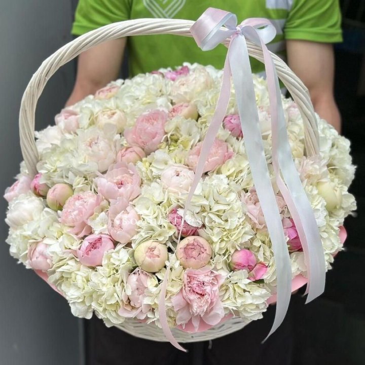 Премиум корзина гортензий и пионов в Костроме