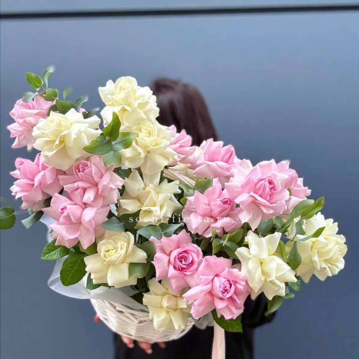 25 Французских роз в корзине в Костроме