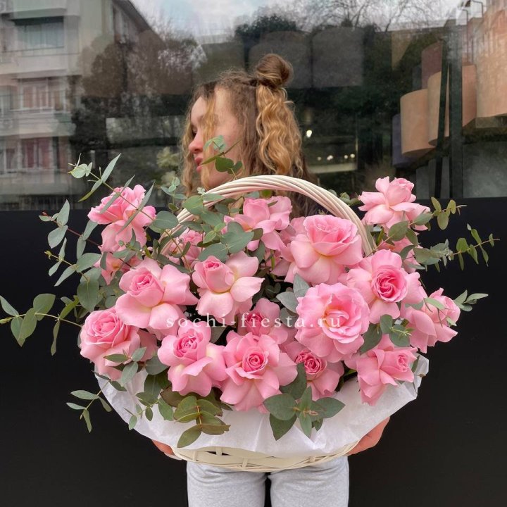 25 роз в цветочной корзине  в Костроме