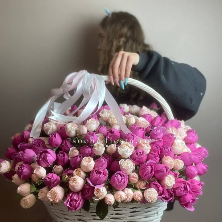 Премиум корзина пионовидных кустовых роз в Костроме