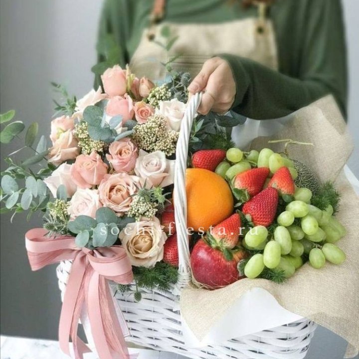 Фруктовая корзина c цветами в Костроме