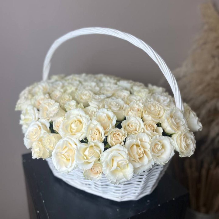 101 белая роза в корзине в Костроме